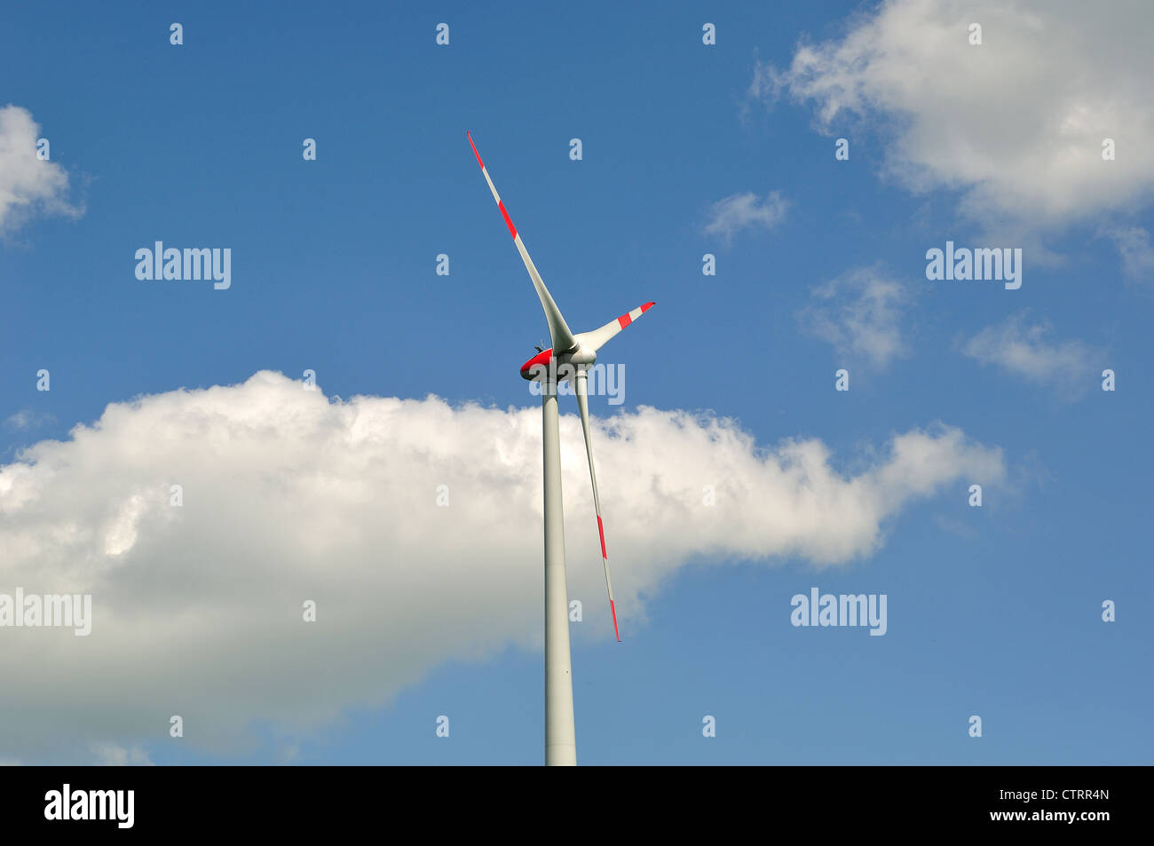 Wind turbine contre le ciel bleu. Banque D'Images