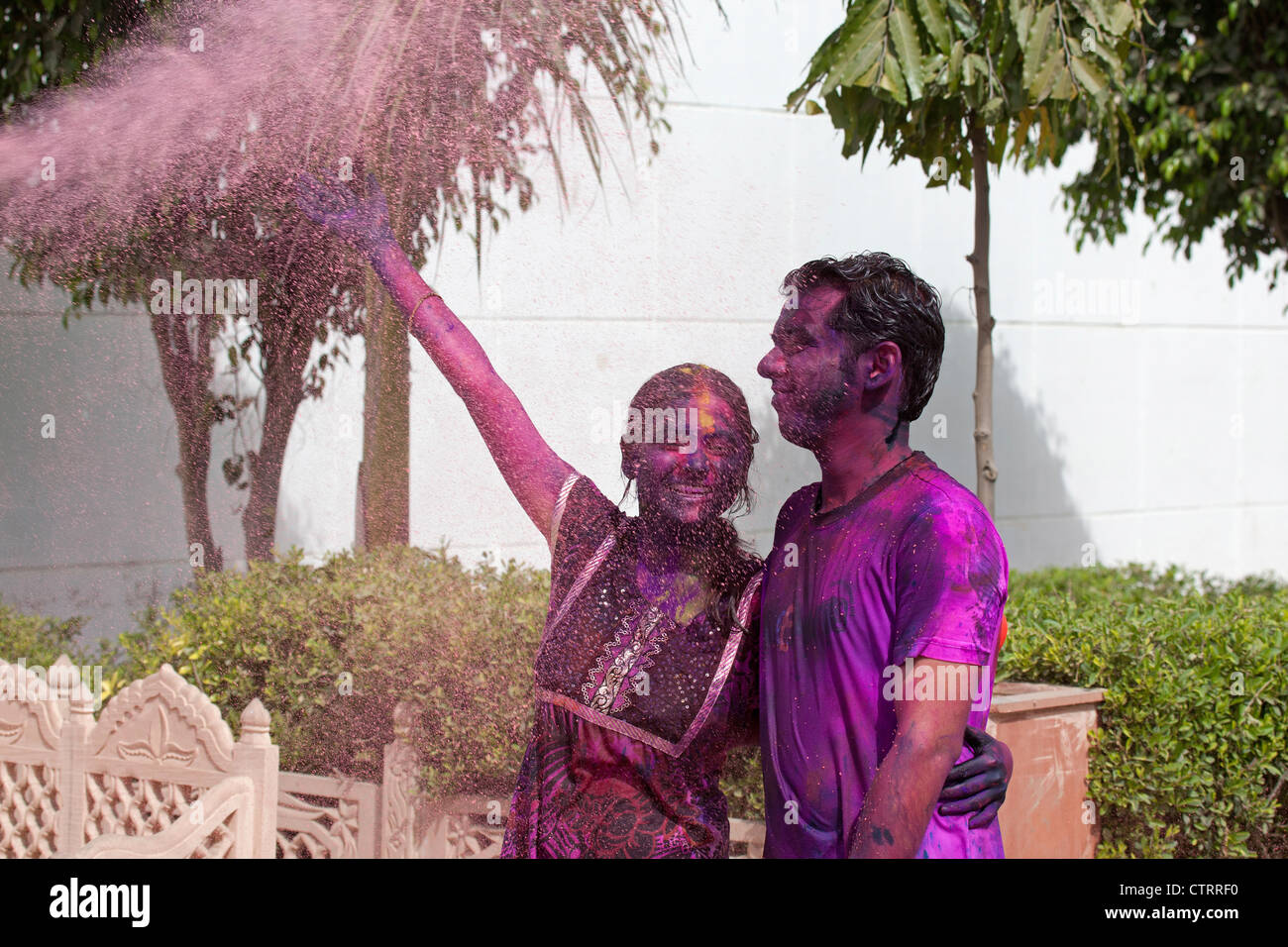 Couple jeune couvert de teinture colorée célébrant le festival Holi, Festival des couleurs à Mathura, Uttar Pradesh, Inde Banque D'Images