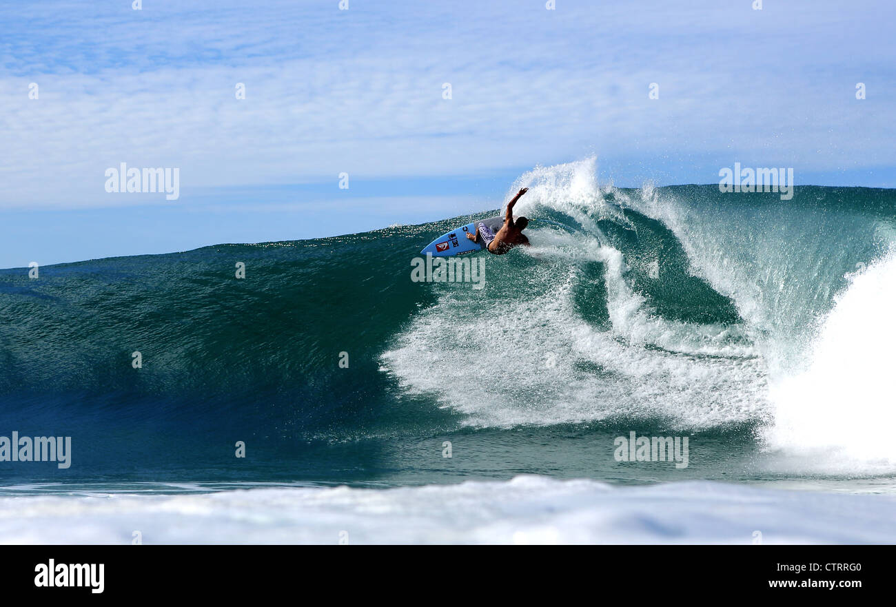 L'espagnol et le pays Basque Aritz Aranburu surf surfeur professionnel à Lagundri Bay sur l'île de Nias, au nord de Sumatra. Banque D'Images