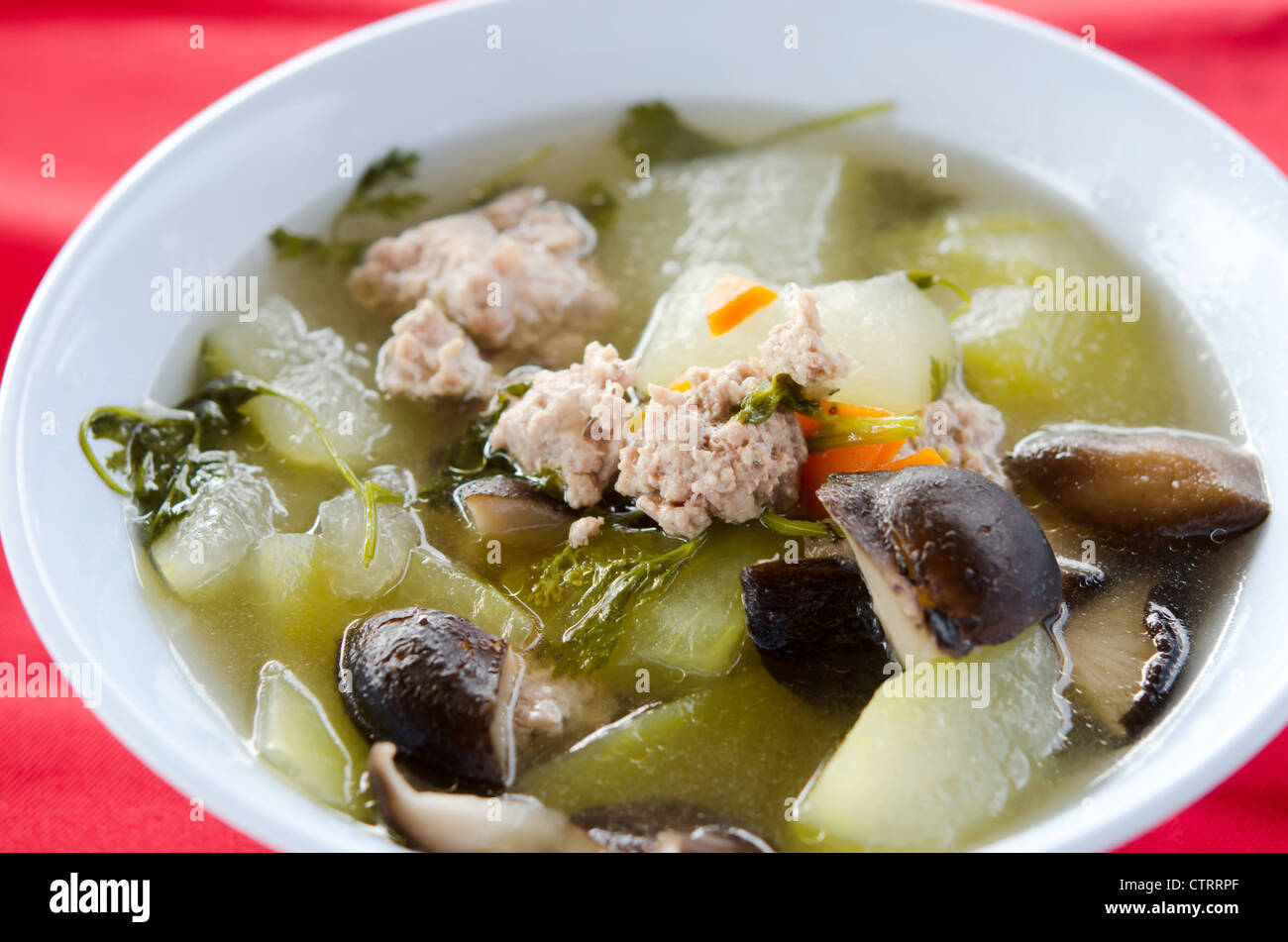 Soupe claire avec hachis de porc et de légumes Banque D'Images