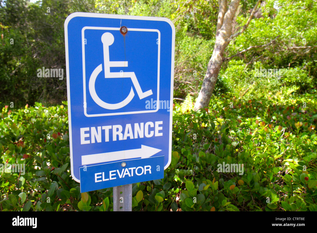 Sanibel Island Florida, handicap, handicap, panneau de stationnement, direction, ascenseur, ascenseur, symbole, les visiteurs voyage visite touristique site touristique Landma Banque D'Images