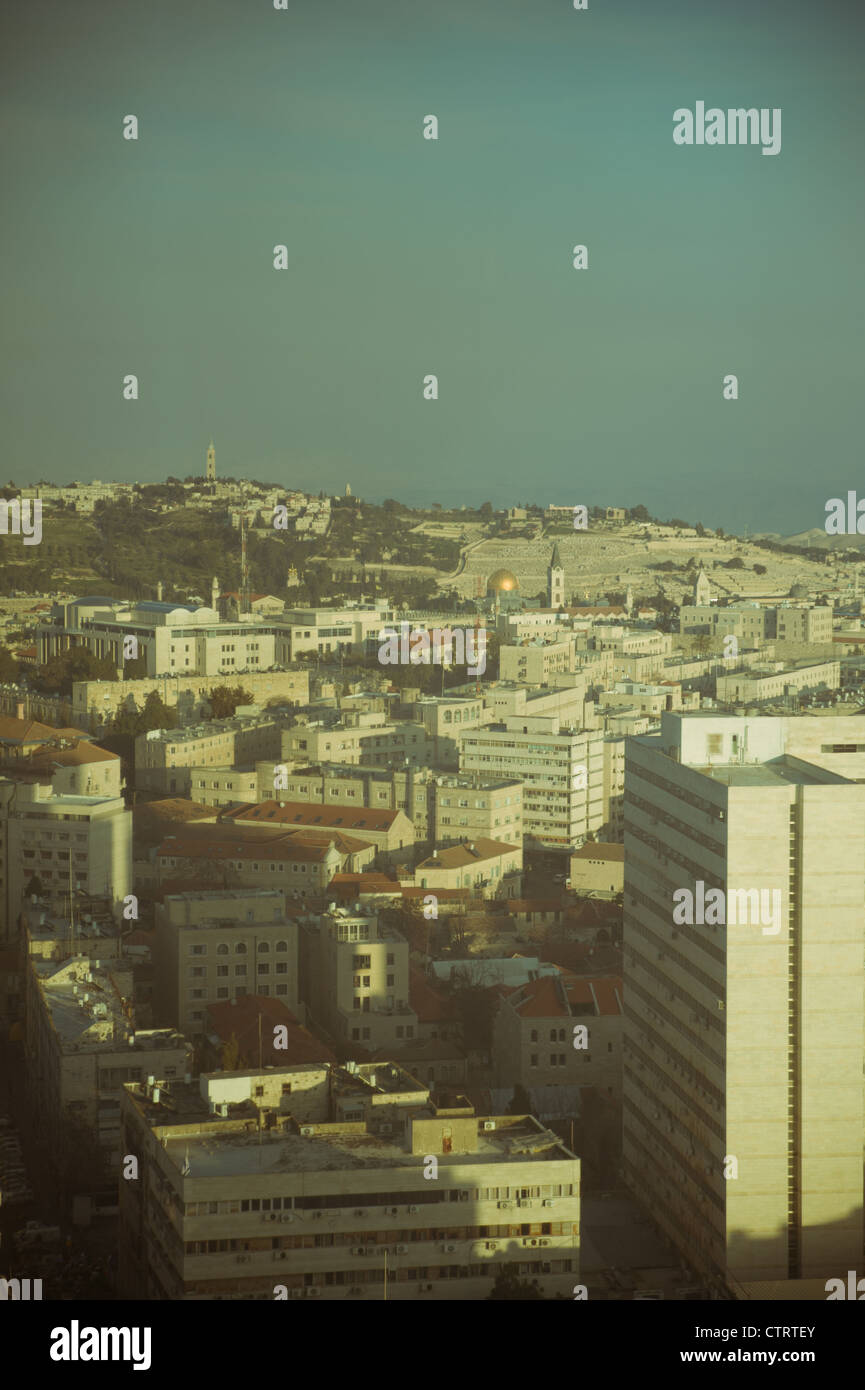 Vintage vue sur Jérusalem à travers la fenêtre de verre ancien Banque D'Images