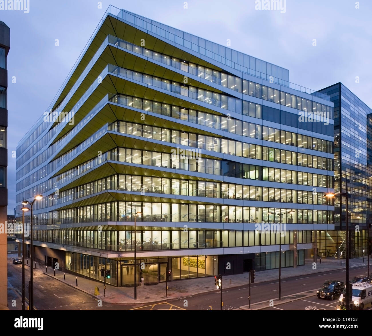 Donnant sur la Tamise, David Walker Associates" Nine-Story Triple-Glazed Riverbank House dispose d'une façade ventilée Banque D'Images