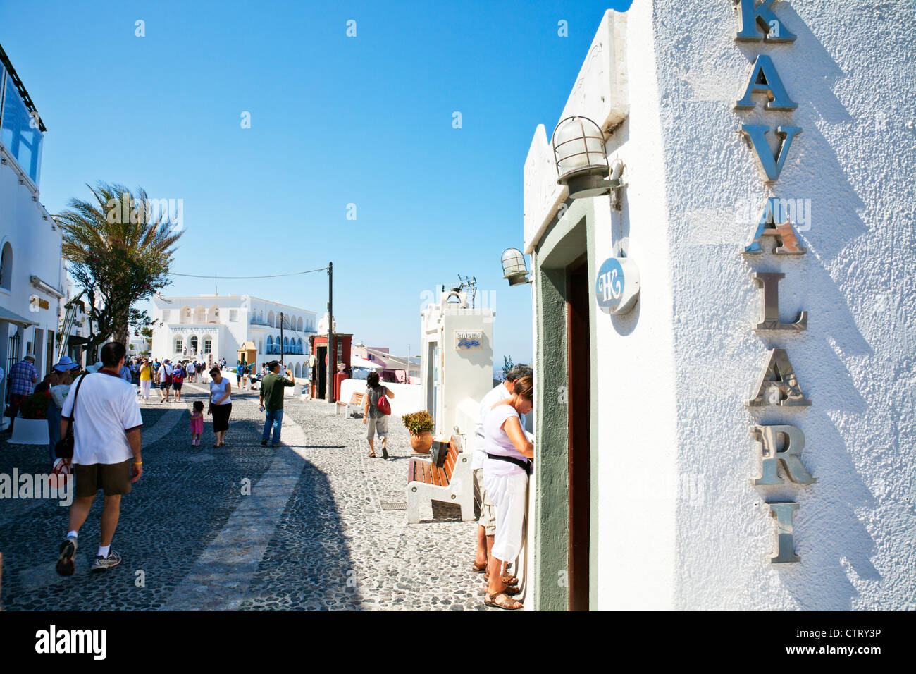 Rue principale à Thira Santorini île grecque, la Grèce boutiques restaurants et les touristes Banque D'Images