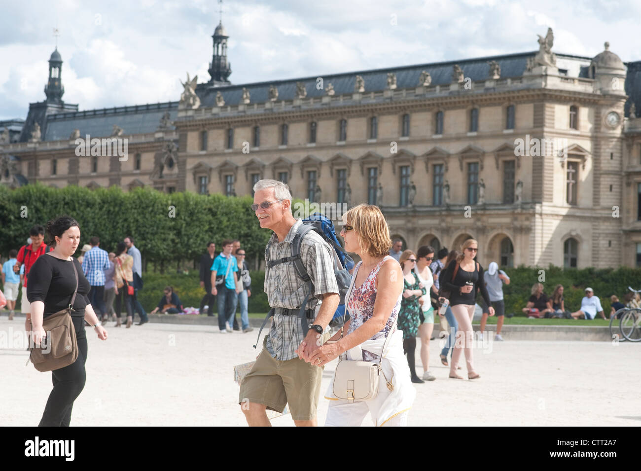 Paris, France - couple de touristes en ville à pied autour du musée du Louvre. Banque D'Images