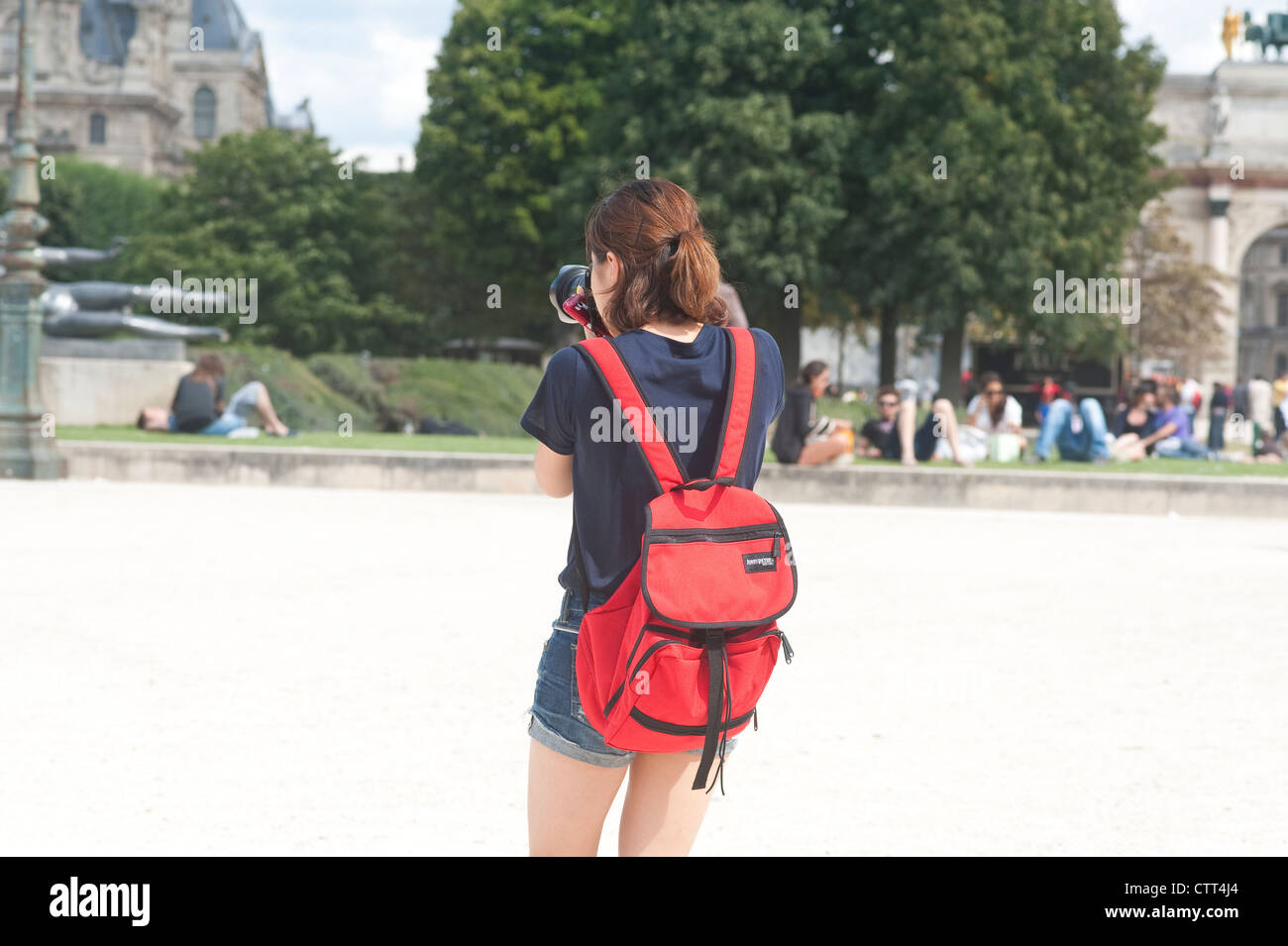 Paris, France - une jeune femme taking photo Banque D'Images