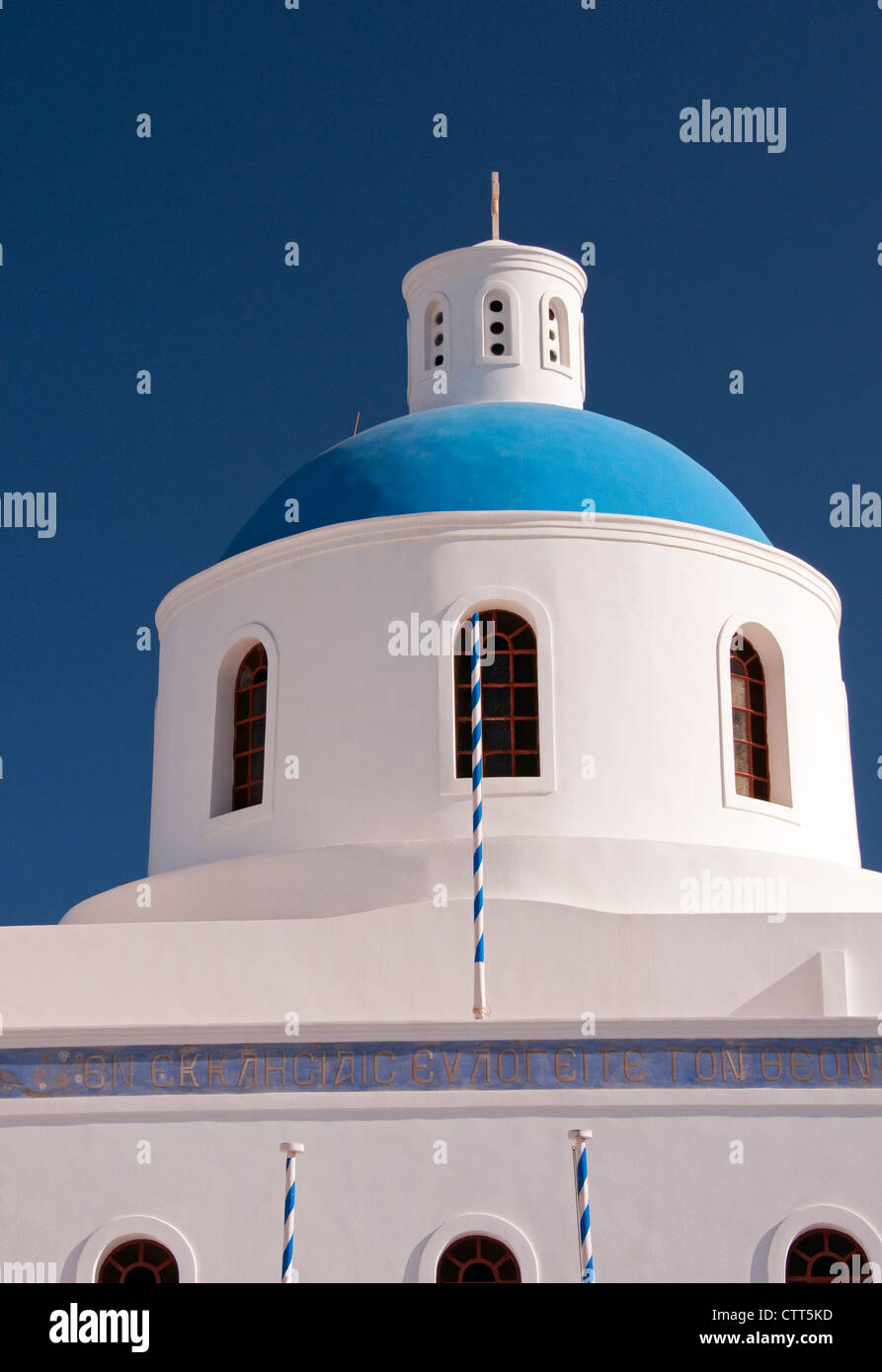 Dôme bleu de l'église, l'Oia, Santorin, Grèce Banque D'Images