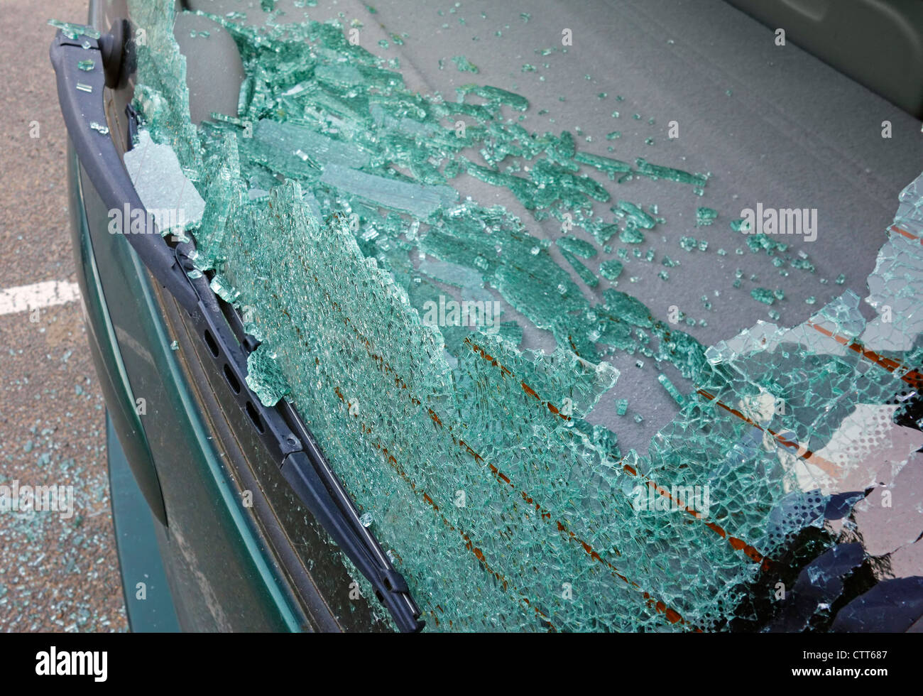 La fenêtre arrière d'une voiture vandalisée dans un parking Banque D'Images