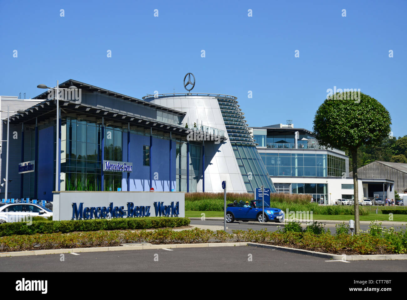 Mercedes-Benz World building, Brooklands, Weybridge, Surrey, Angleterre, Royaume-Uni Banque D'Images