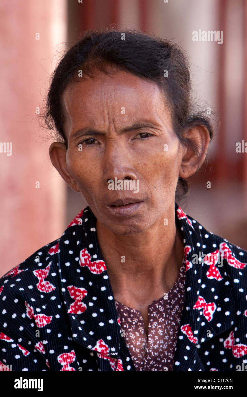 Le Myanmar, Birmanie. Femme birmane à Shwezigon (Shwezegon), Pagode, près de Bagan Nyaung Oo. Banque D'Images