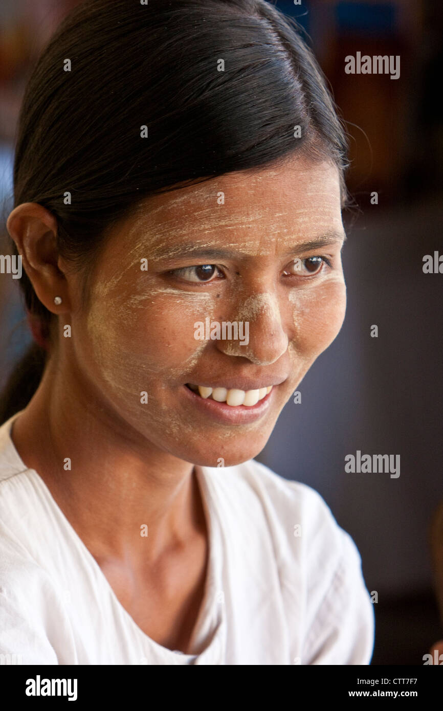 Le Myanmar, Birmanie. Femme portant birman Thanaka coller comme un cosmétique Crème solaire. Banque D'Images