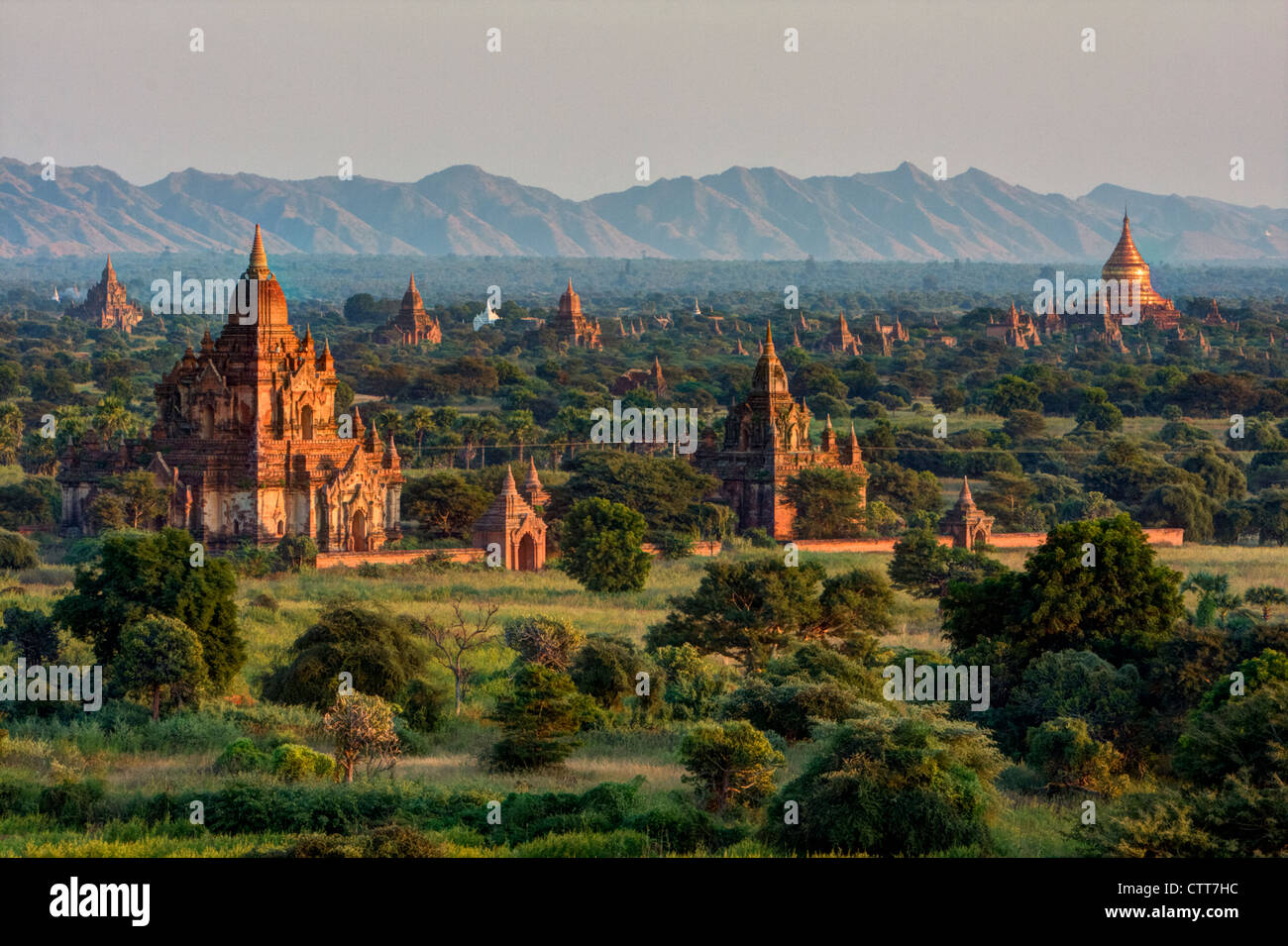 Le Myanmar, Birmanie, Bagan. Dans les temples du soleil tôt le matin. Banque D'Images