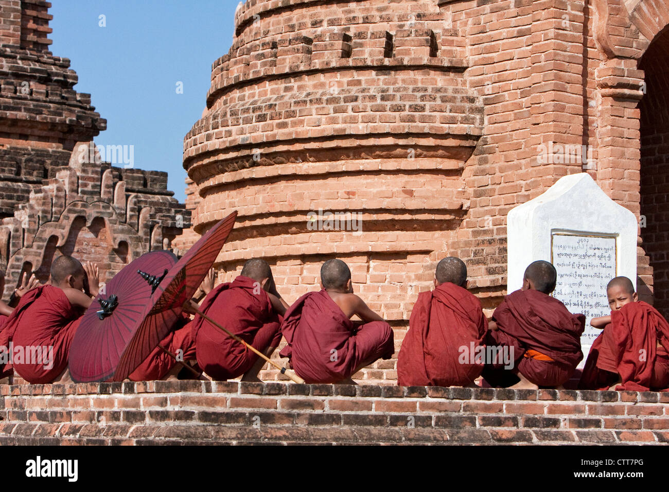 Le Myanmar, Birmanie. Bagan. Les jeunes moines novices attendant à l'extérieur du Temple. Banque D'Images