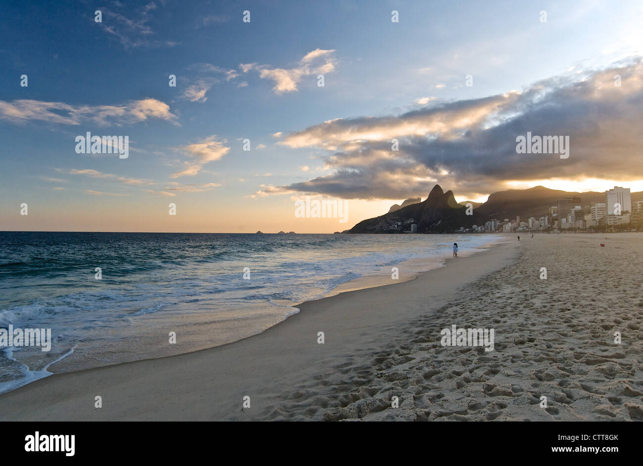 Coucher du soleil au calme sur la plage d'Ipanema, Rio de Janeiro, Brésil. Banque D'Images