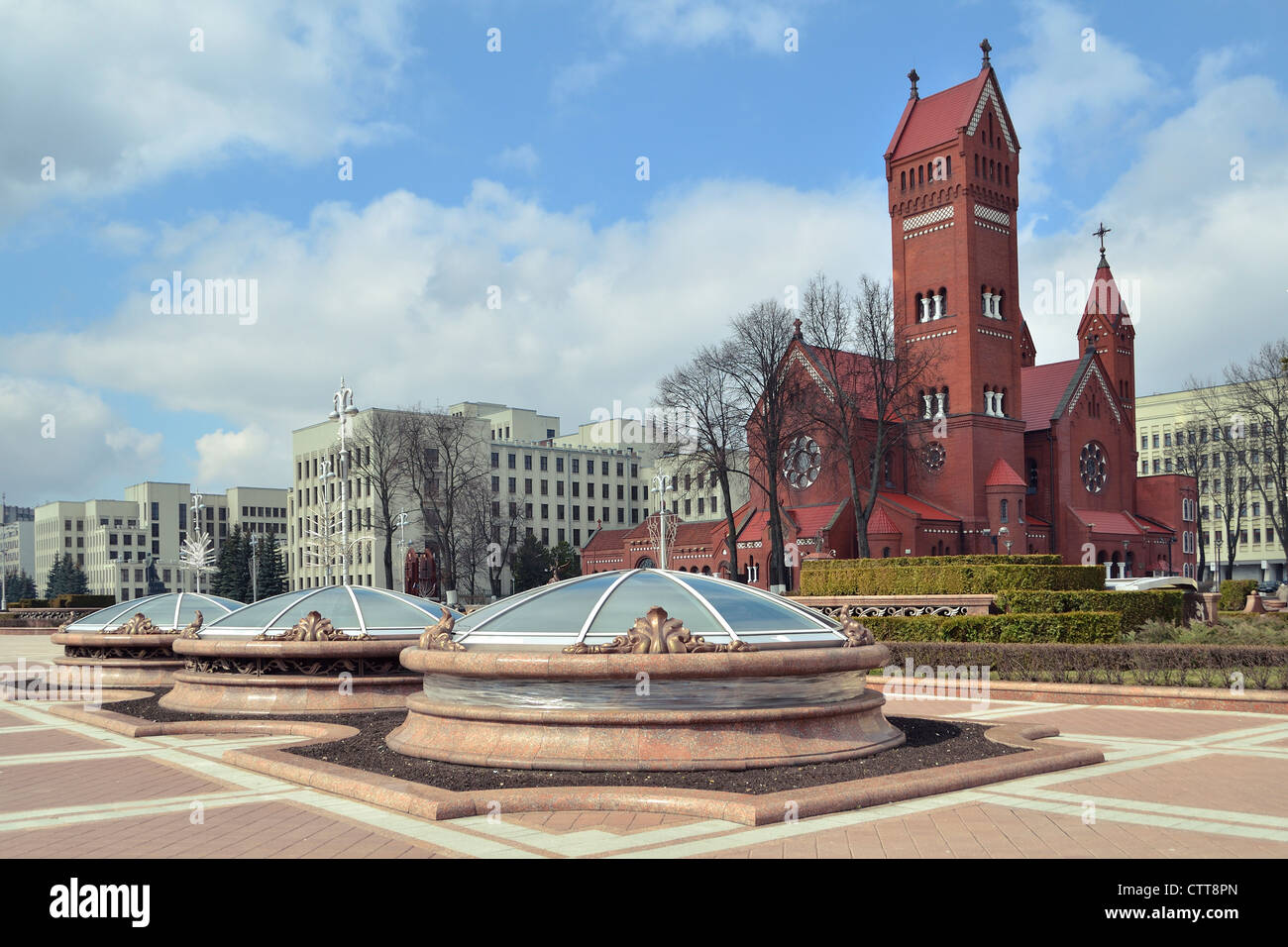 Journée ensoleillée vue de l'Nezalezhnascy Square et célèbre église de la ville de Minsk en rouge Banque D'Images