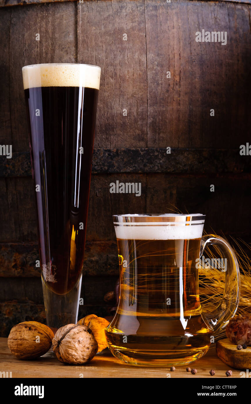 Tasse et verre avec dark and light beer Banque D'Images