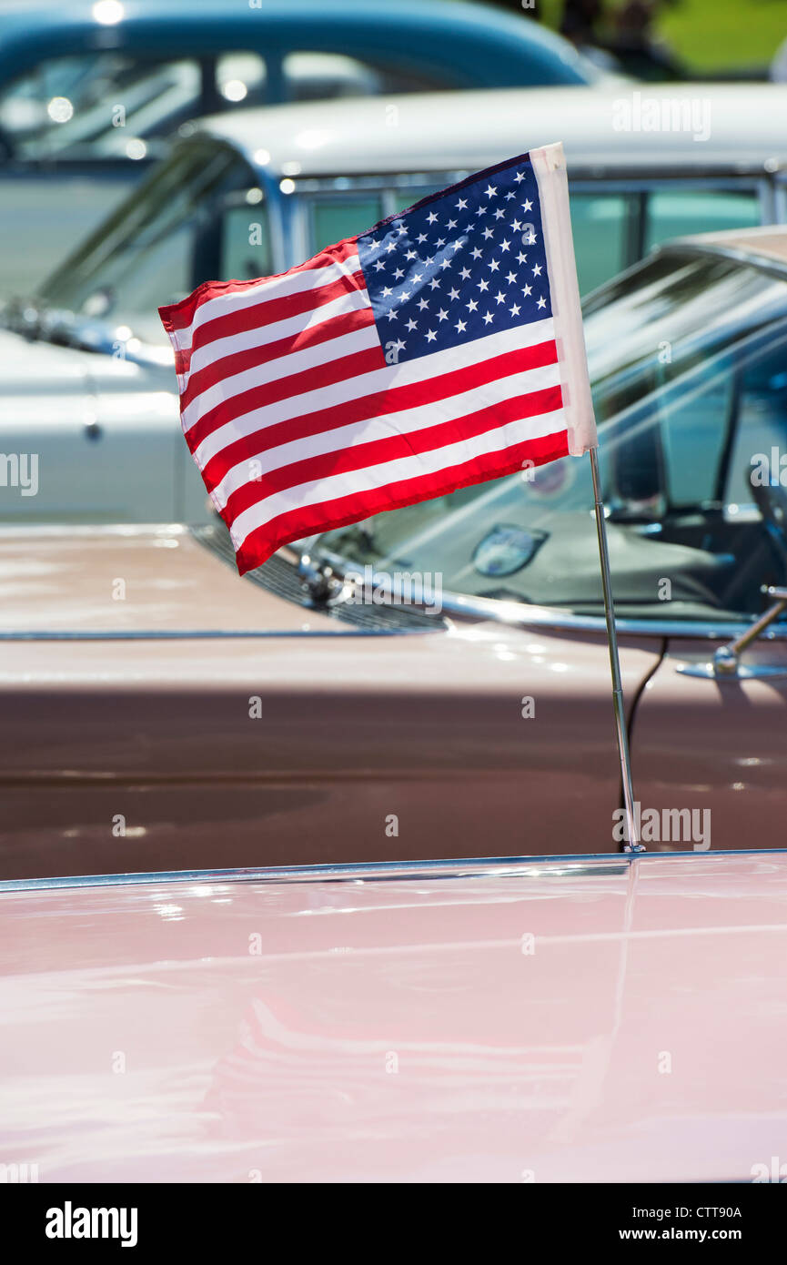 Drapeau américain à voler d'une vieille voiture américaine classique. French American car show Banque D'Images
