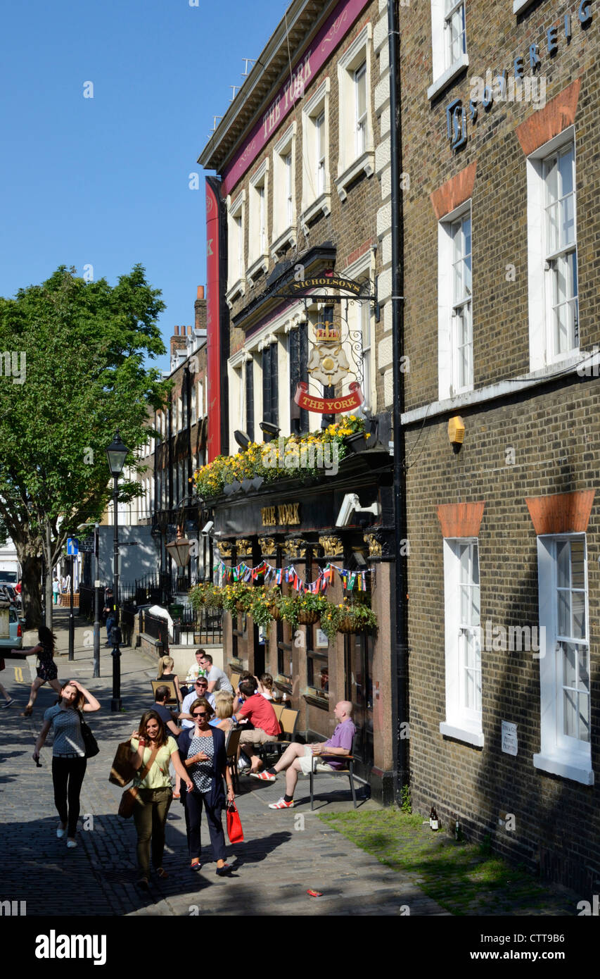 Les touristes de passage la femelle York pub sur Upper Street, Islington, Londres, Royaume-Uni Banque D'Images