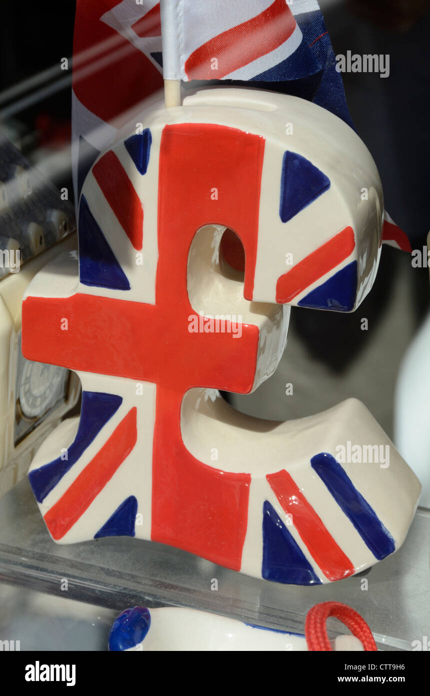 La livre sterling en céramique symbole dans une boutique de souvenirs, London, UK Banque D'Images