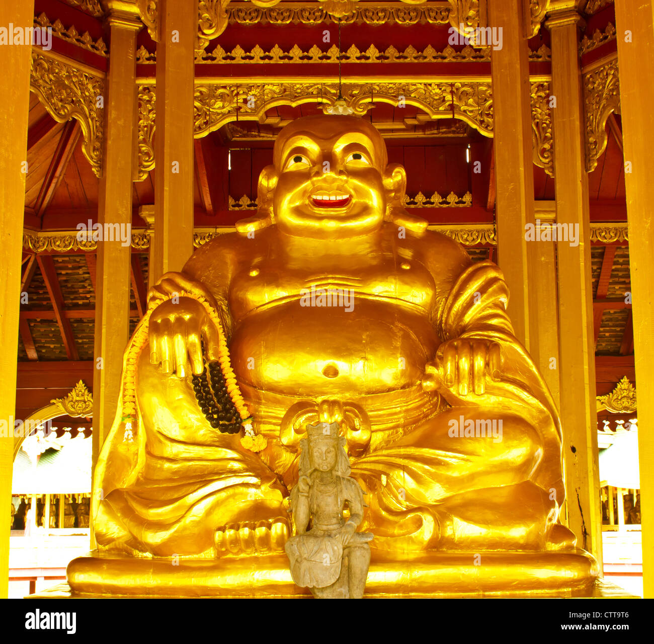 Stock Photo - Smiling Golden Buddha statue, Dieu chinois du bonheur, de la richesse et de la chance isolated on white Banque D'Images