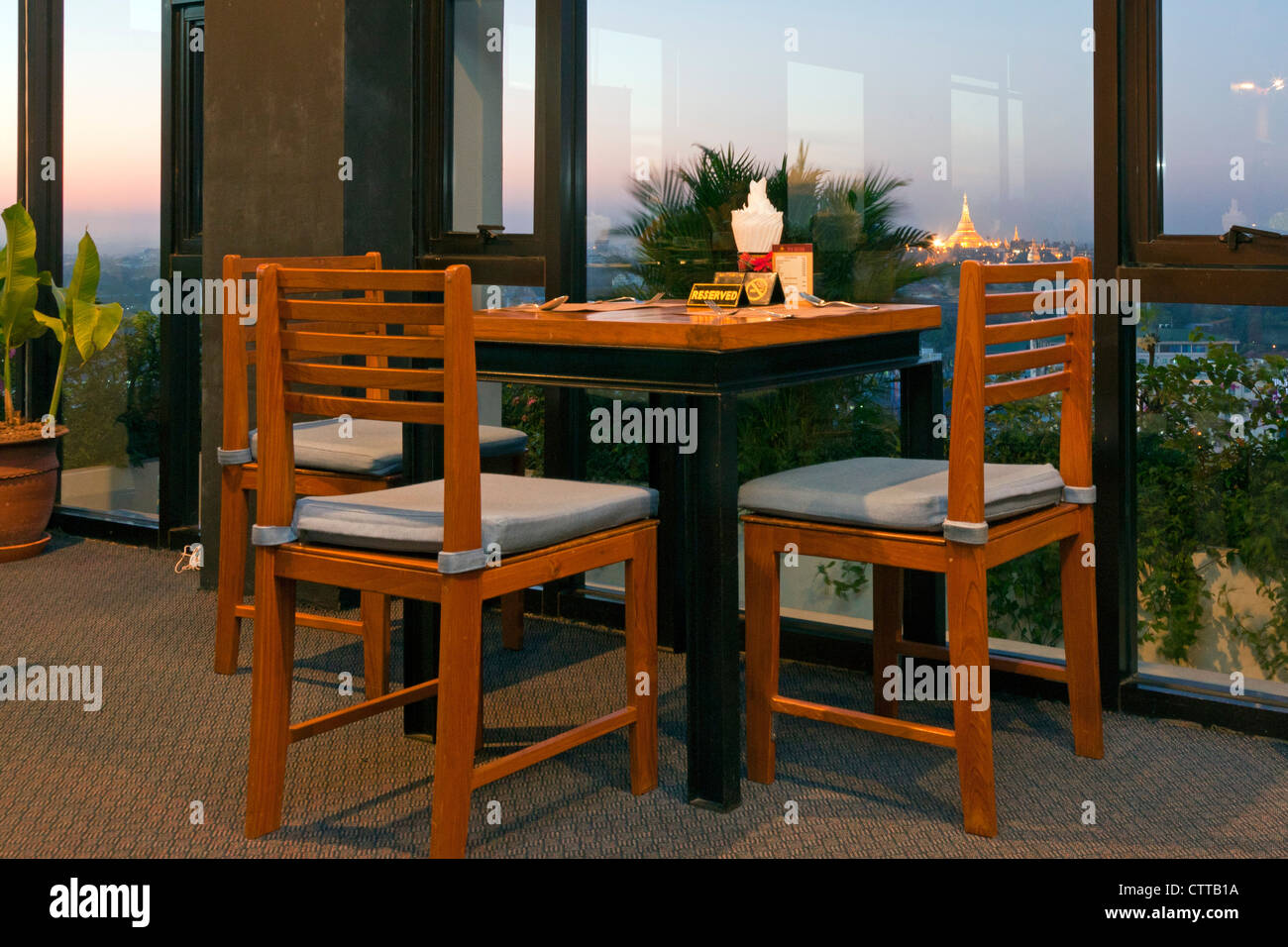 Restaurant sur le toit, Yangon, Myanmar Banque D'Images