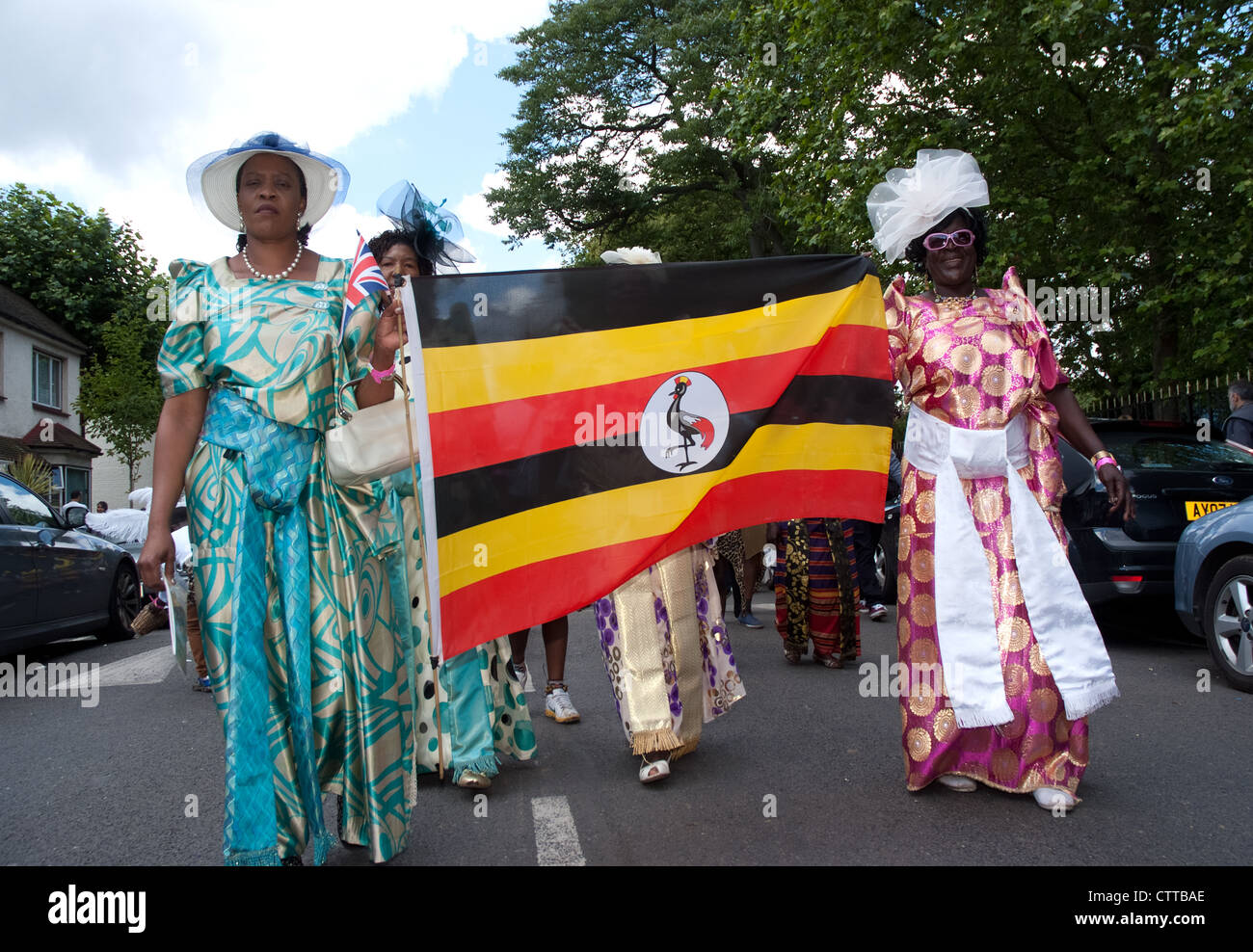 Les femmes tenant un drapeau ougandais pendant la procession carnaval newham Banque D'Images