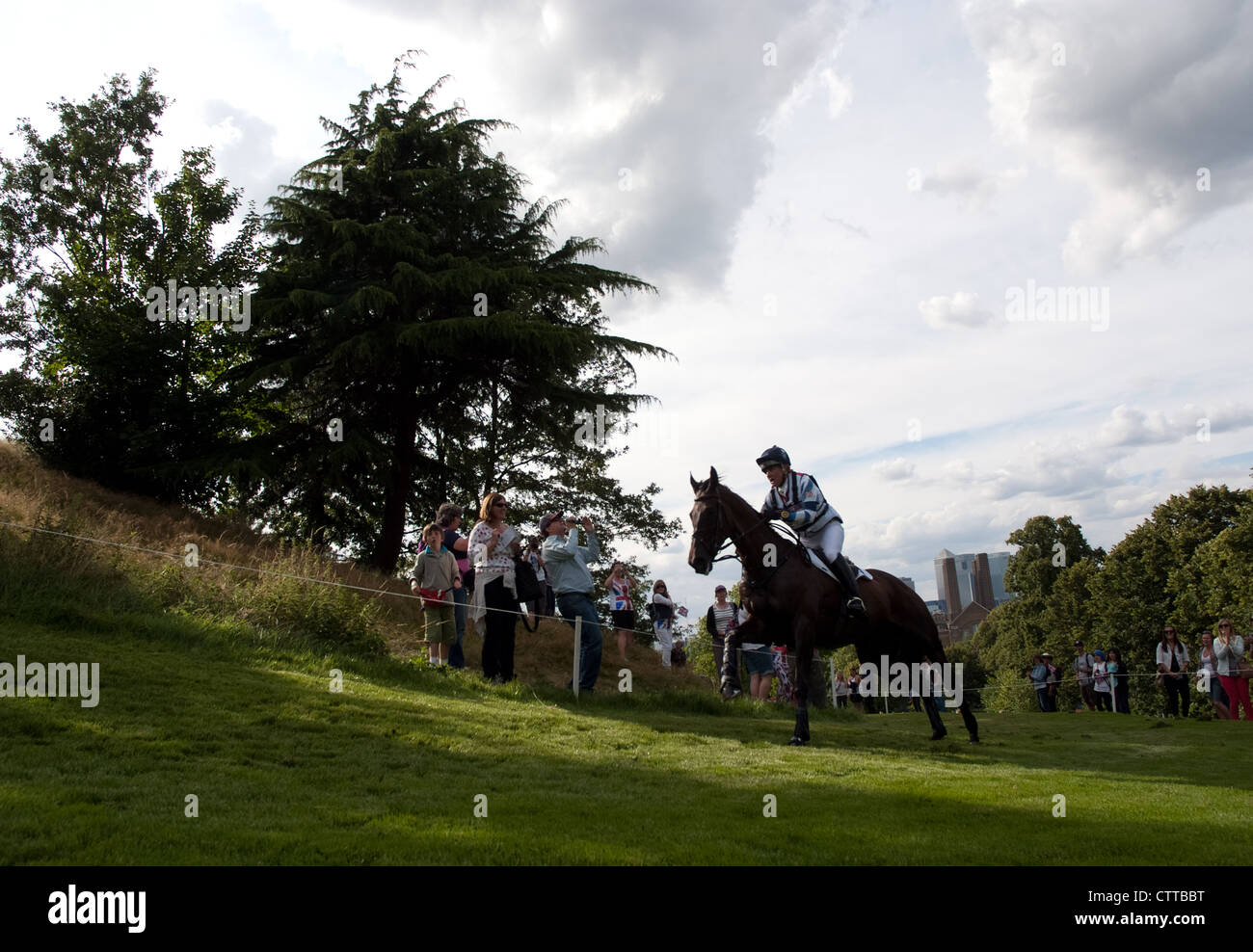 Team GO rider Kristina Cook équitation frolic mineurs prennent une montée raide au cours de l'événement de ski de fond à Greenwich park Londres Banque D'Images