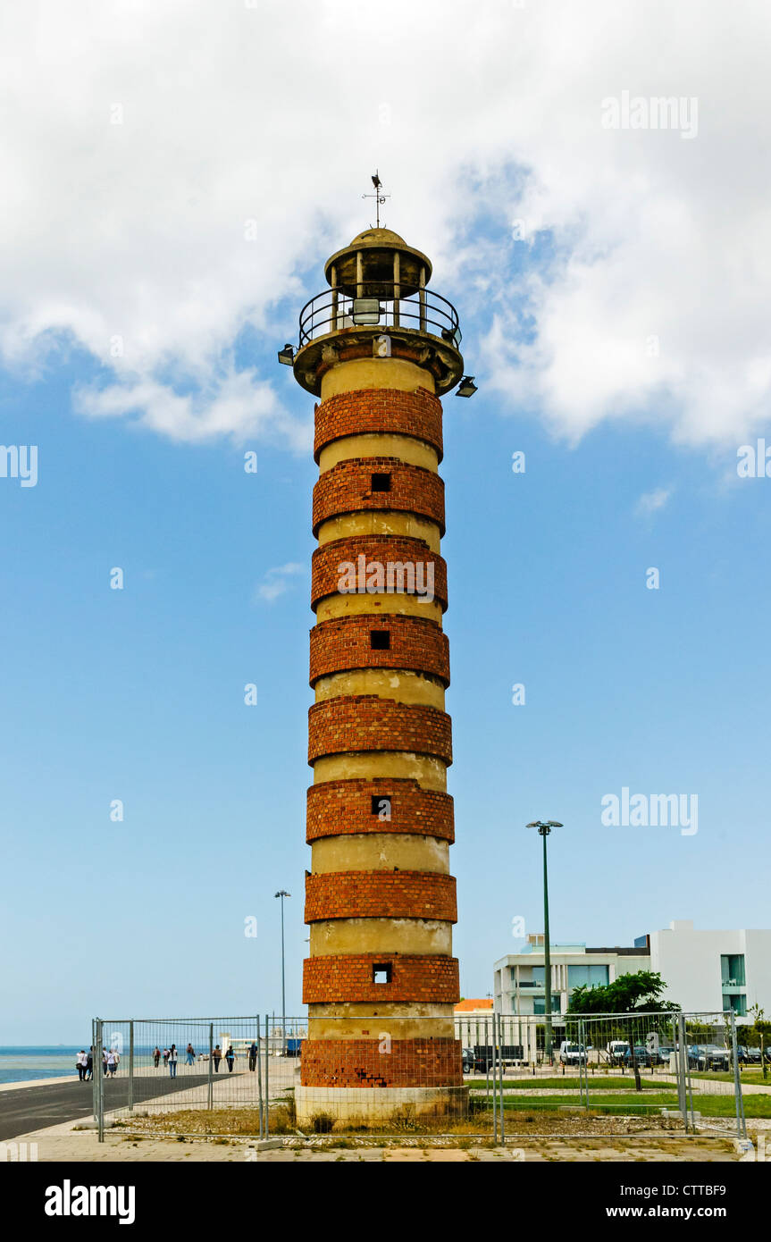 Un vieux phare en briques rouges situé sur les rives du Tage, entre la Tour de Belem et Monument aux découvertes Banque D'Images