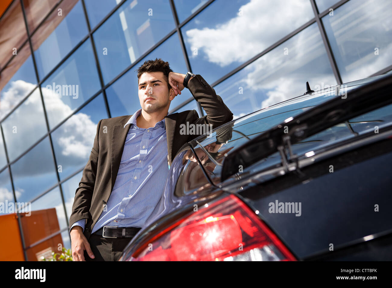 Jeune homme à une voiture moderne Banque D'Images