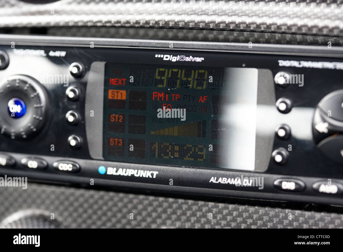 Autoradio BLAUPUNKT en stéréo système de divertissement de voiture Photo  Stock - Alamy