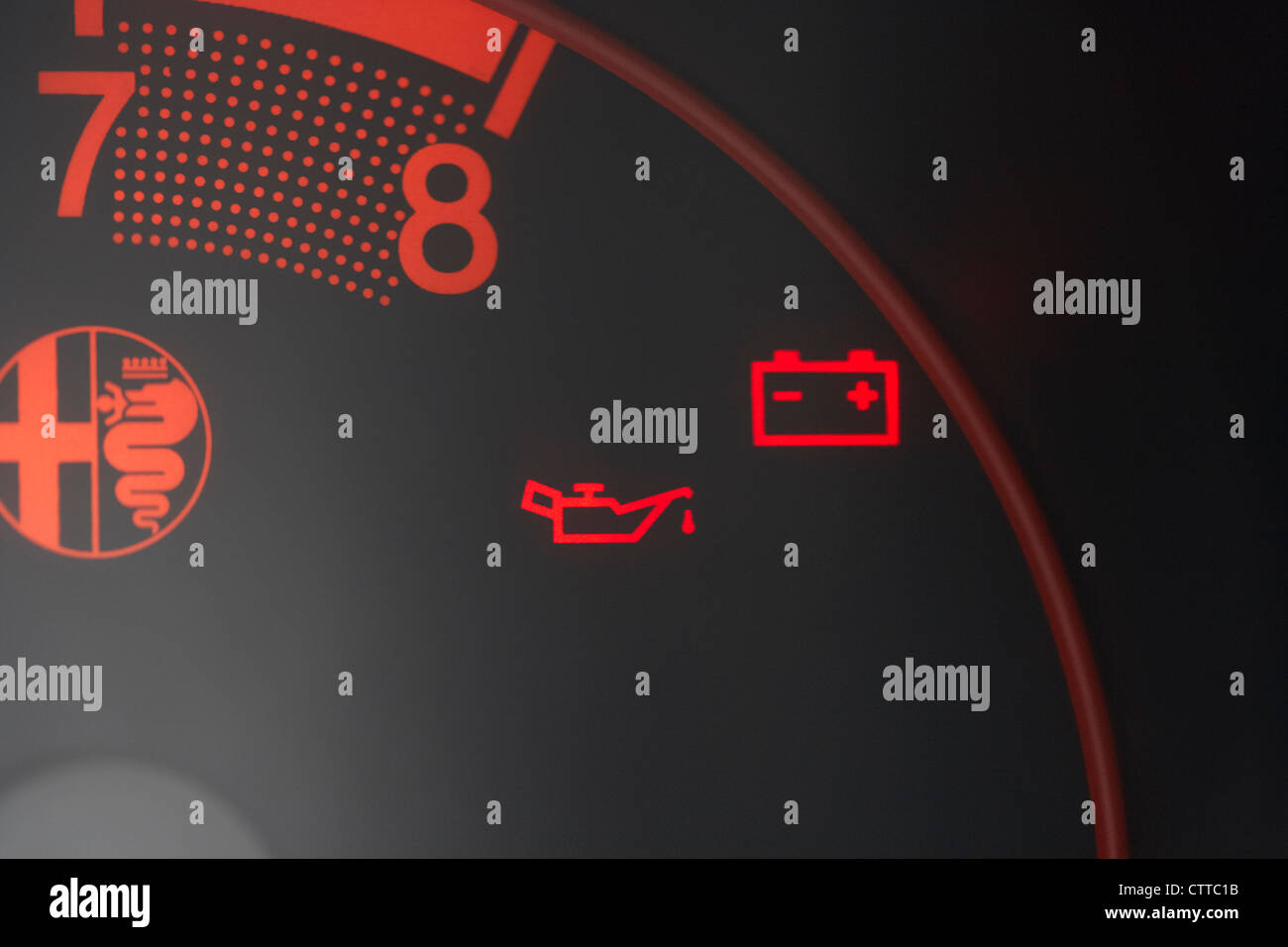 Tableau de bord voiture avertissement montrant les feux d'avertissement l'huile et batterie Banque D'Images