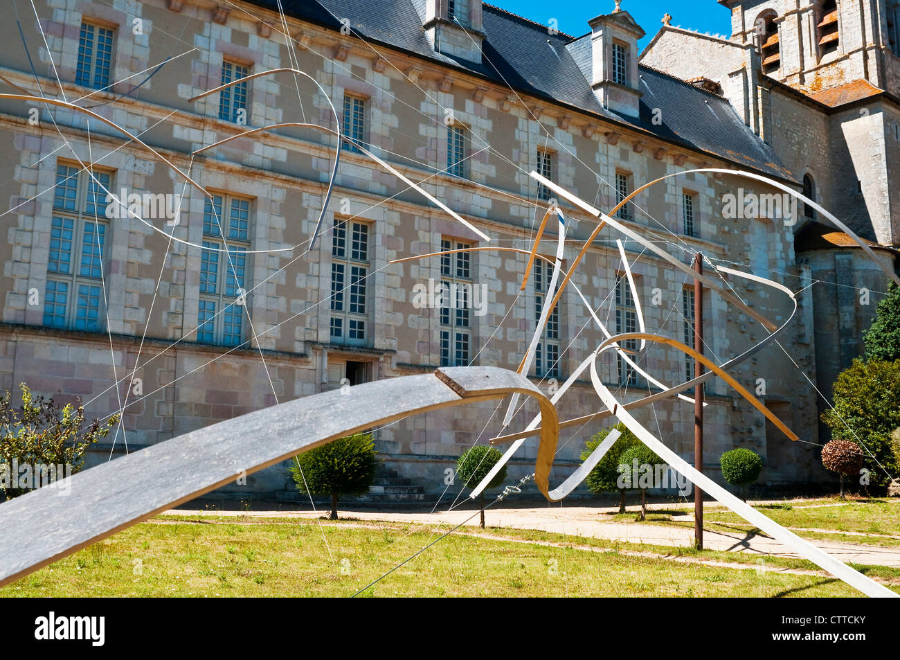 La sculpture moderne en jardin de l'abbaye de Saint Savin, Vienne, France. Banque D'Images