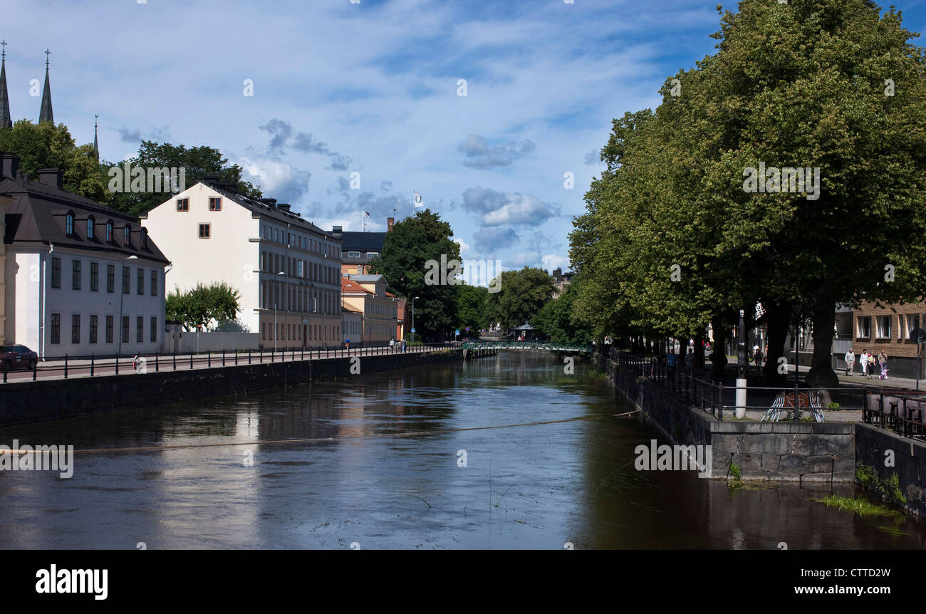 La rivière Fyris (Fyrisån) fonctionnant grâce à Uppsala, Suède. Banque D'Images