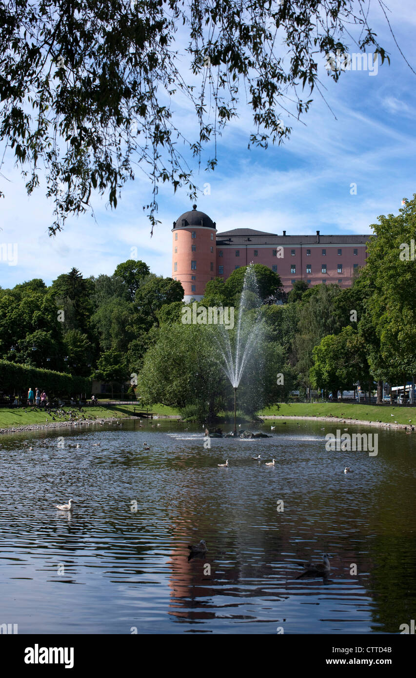 Les fontaines d'eau dans le Svandammen park ci-dessous Uppsala Castle. La Suède. Banque D'Images