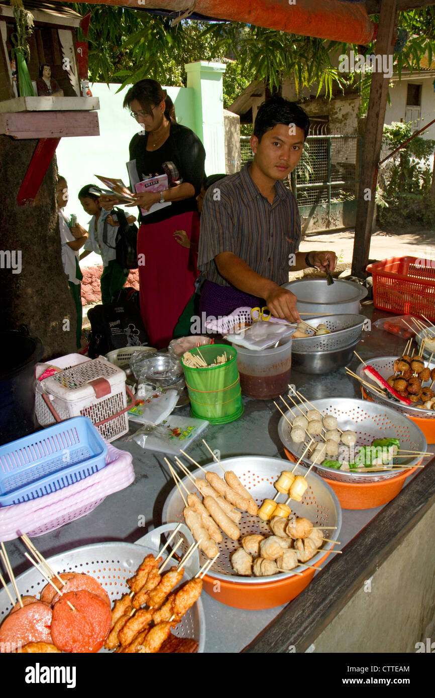 De vendeurs d'aliments de rue dans la région de Yangon (Rangoon), la Birmanie (Myanmar). Banque D'Images