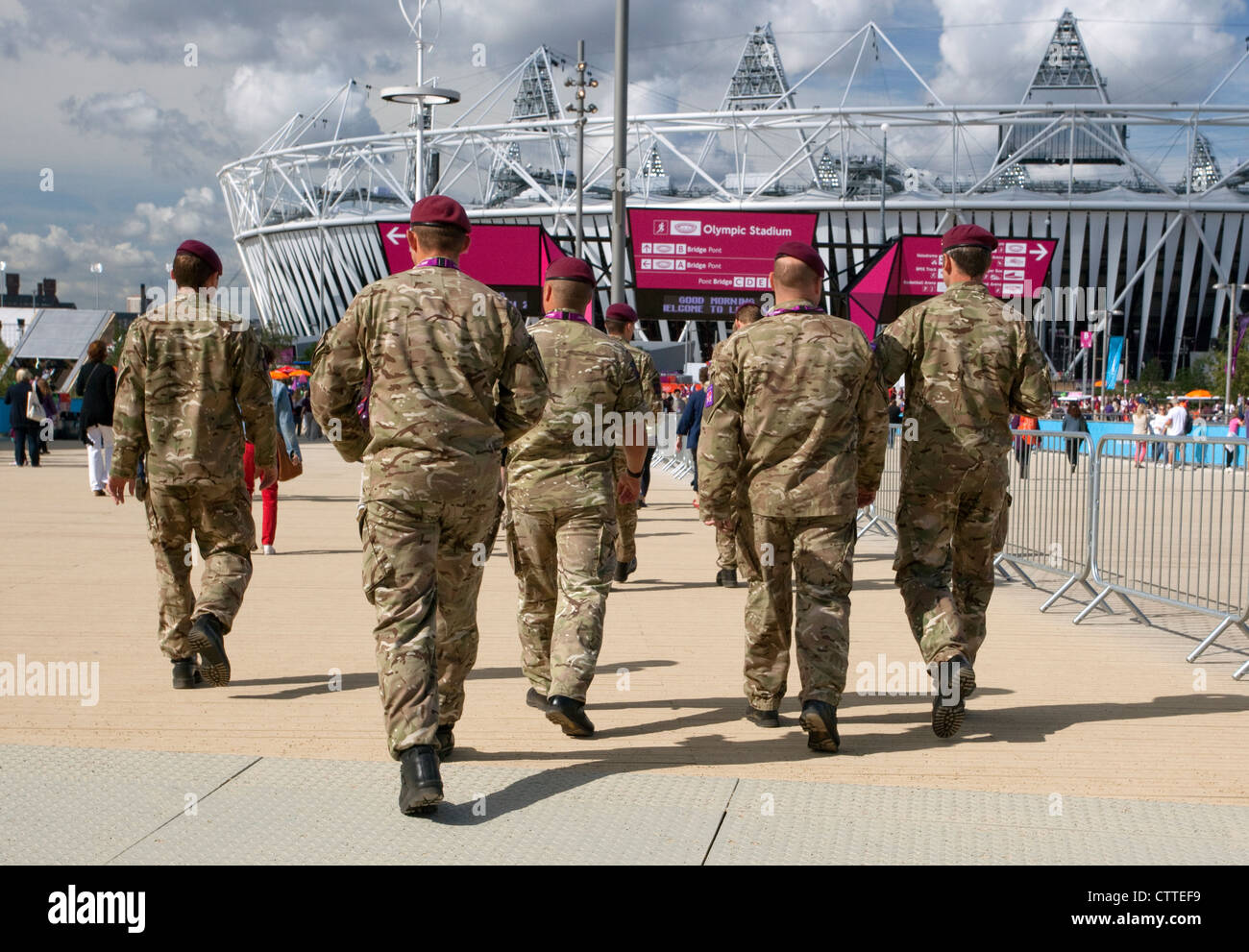 Les Jeux Olympiques de 2012 à Londres - le personnel de l'armée près de Stadium dans le Parc olympique Banque D'Images