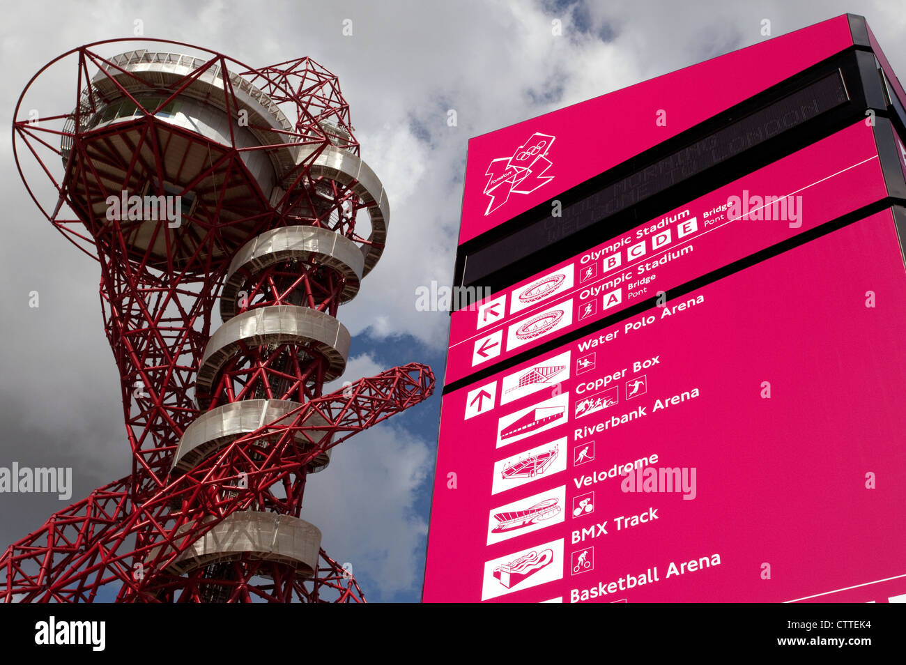 Les Jeux Olympiques de 2012 à Londres - ArcelorMittal Orbit tower et directions sign Banque D'Images
