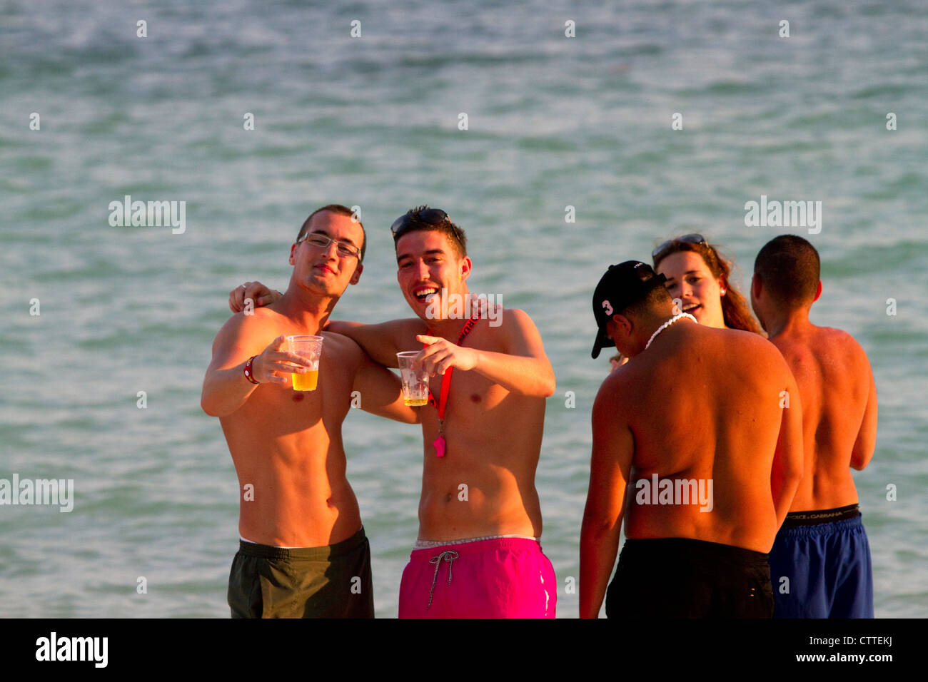 Les jeunes amateurs de plage boire de la bière à la plage de Chaweng dans le golfe de Thaïlande sur l'île de Ko Samui, Thaïlande. Banque D'Images