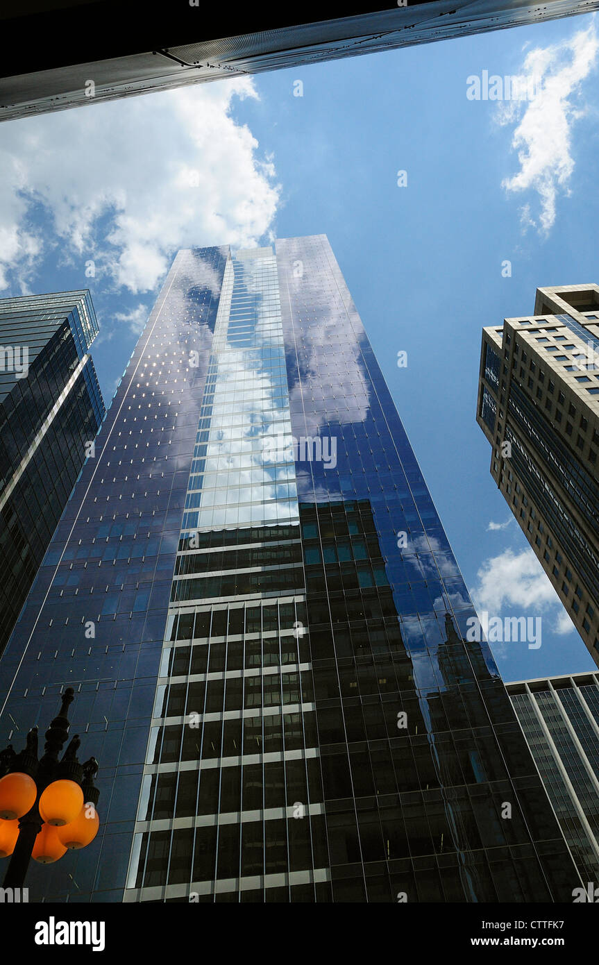 Les nuages reflétant dans les bâtiments le long de West Wacker Drive à Chicago, Illinois Banque D'Images
