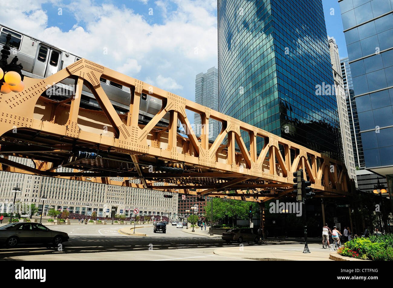 Ltc ou Chicago Transit Authority ou 'L' pont sur Wacker Drive dans le centre-ville de Chicago. Banque D'Images