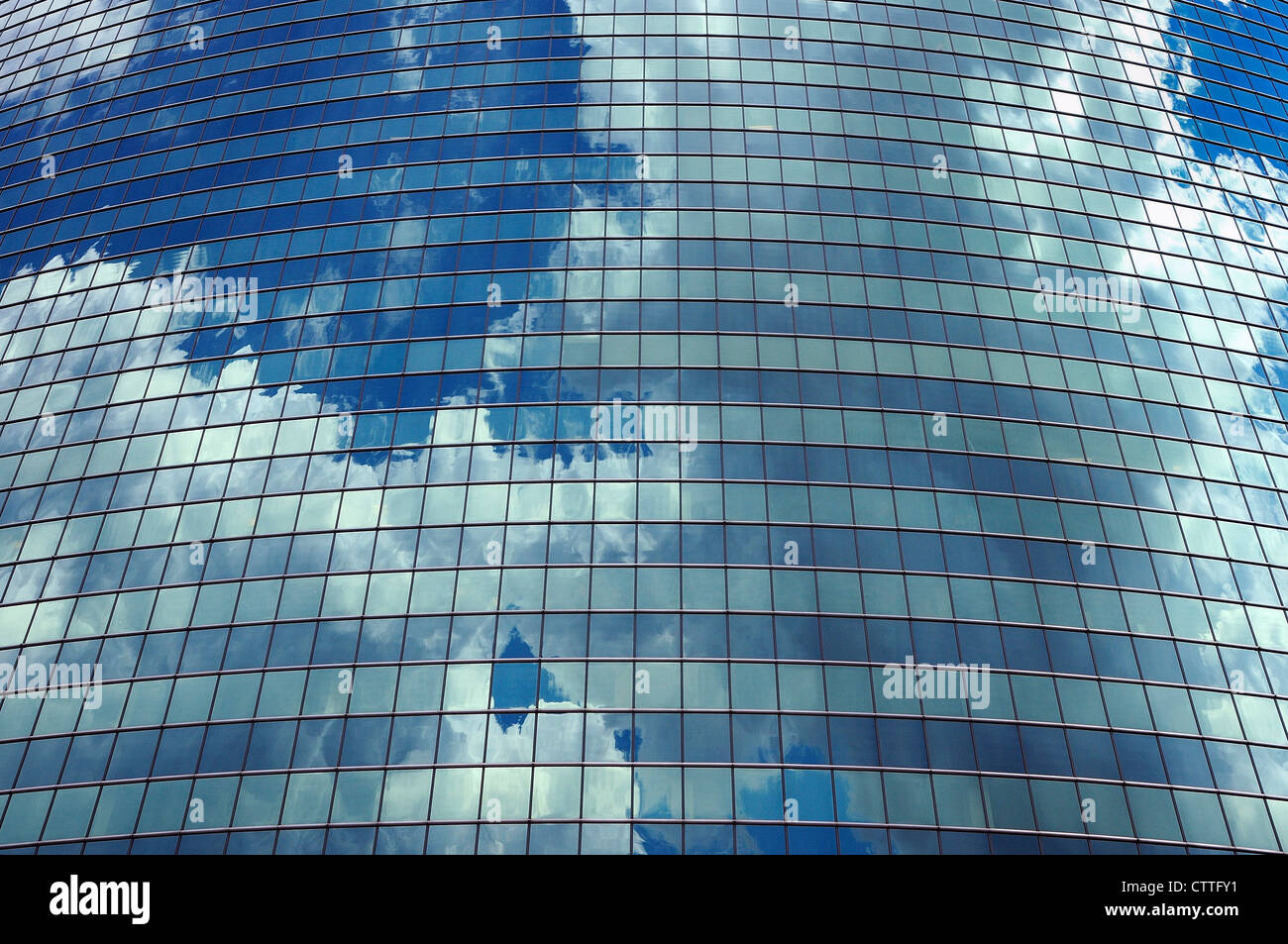 Les nuages reflétant dans les bâtiments le long de West Wacker Drive à Chicago, Illinois Banque D'Images