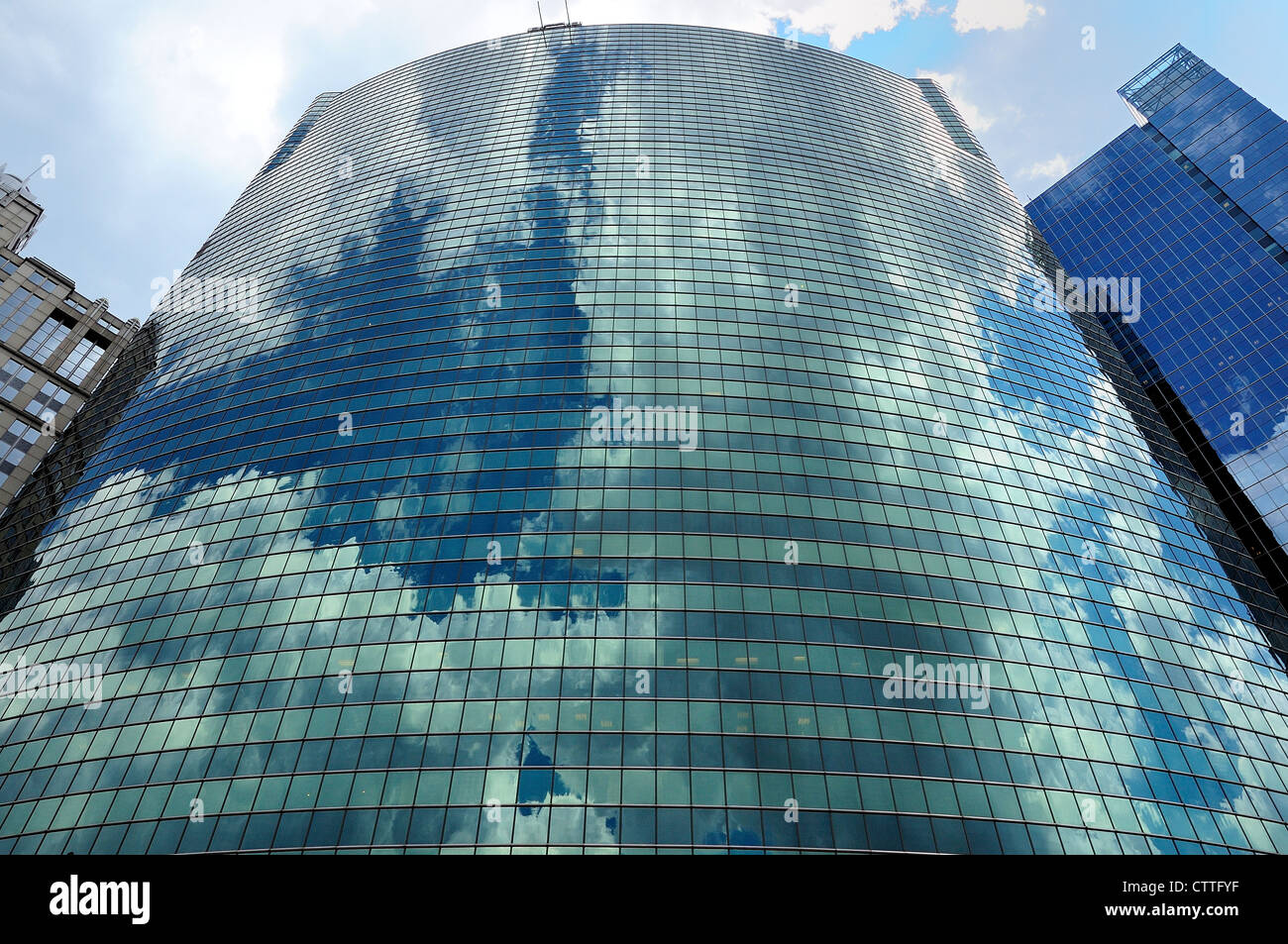 Les nuages reflétant dans les bâtiments le long de West Wacker Drive à Chicago, Illinois Banque D'Images