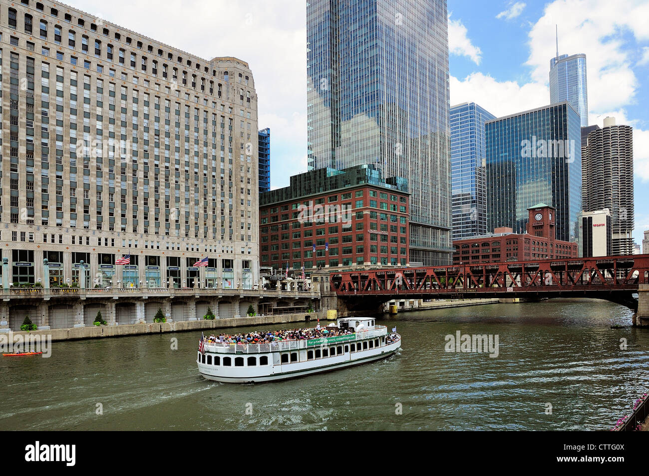 L'architecture de Chicago tour croisière en bateau la rivière Chicago. Banque D'Images
