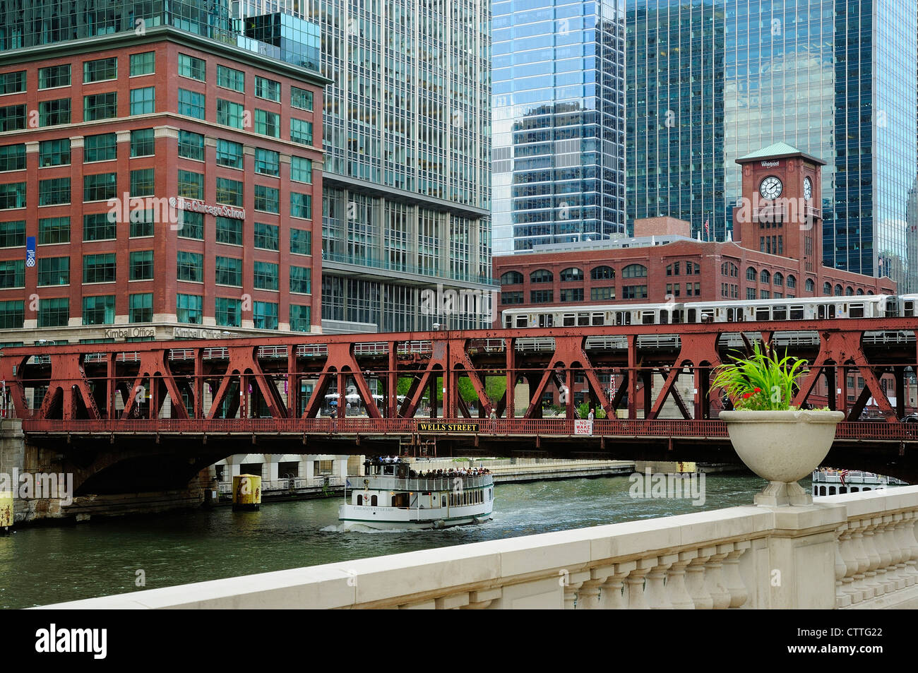 L'architecture de Chicago tour croisière en bateau la rivière Chicago. Banque D'Images
