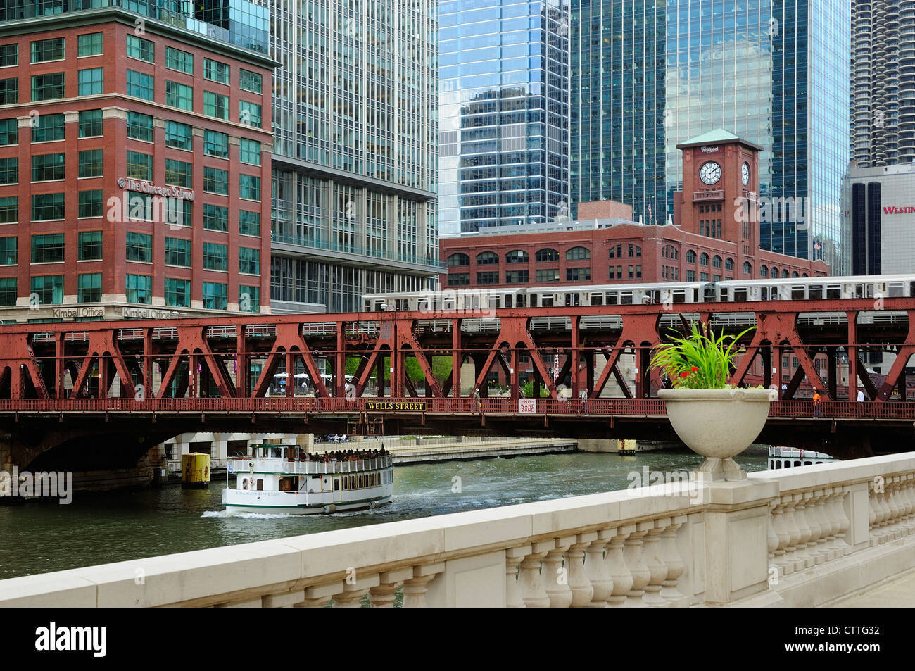 L'architecture de Chicago tour croisière en bateau la rivière Chicago. Banque D'Images