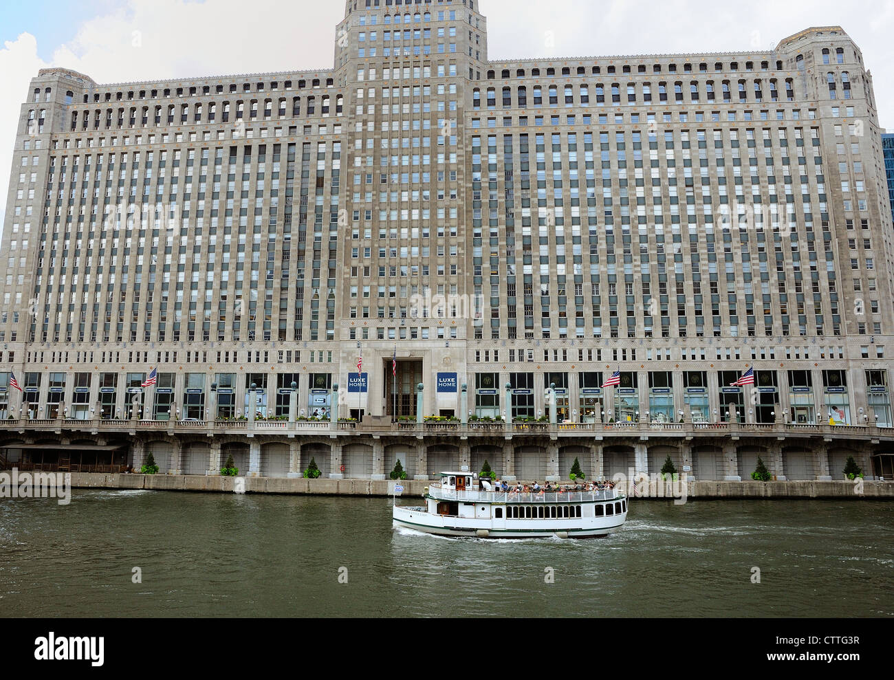 Chicago visite architecturale croisières passé du Merchandise Mart sur la rivière Chicago. Banque D'Images