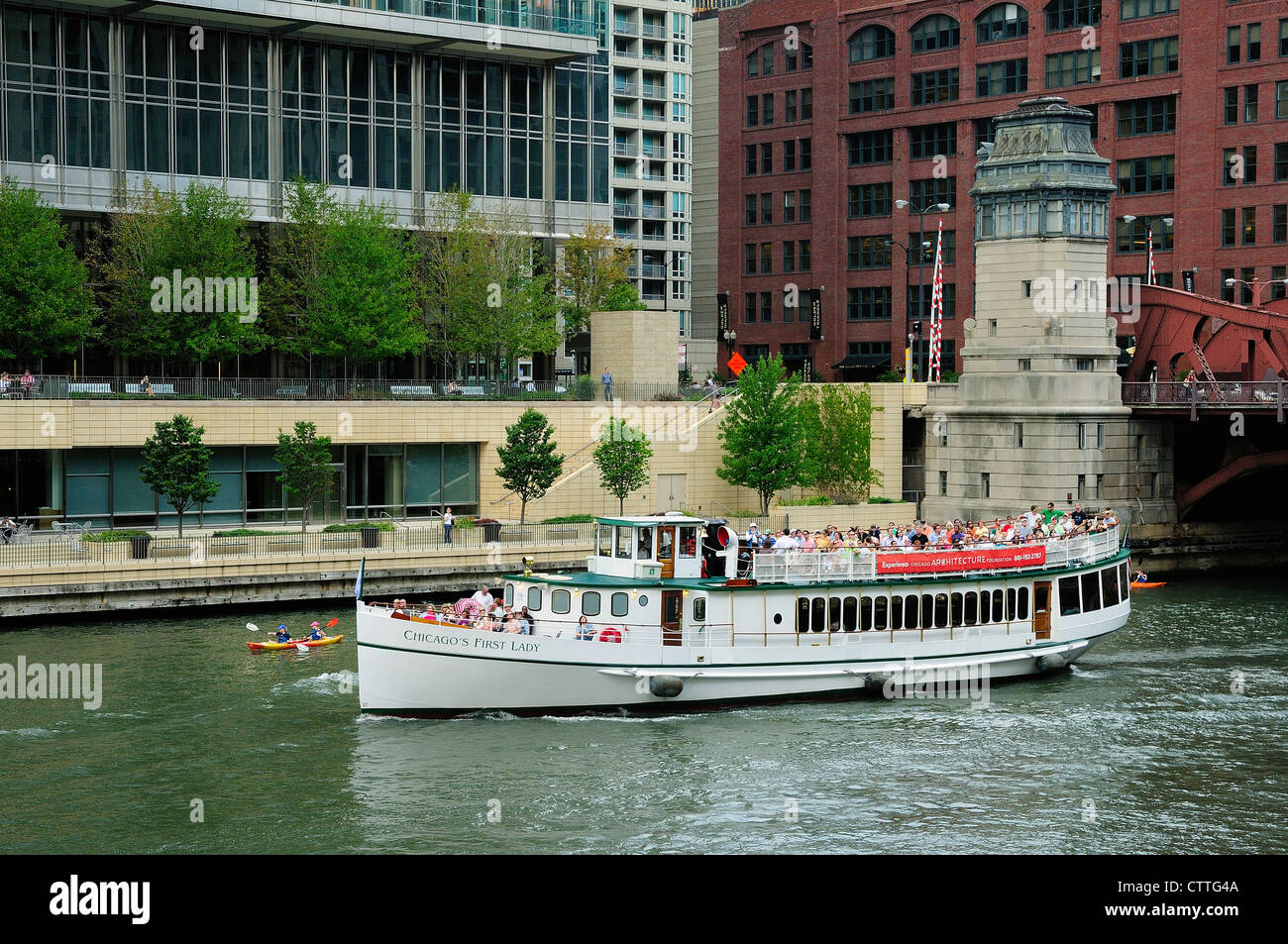 L'architecture de Chicago tour croisière en bateau la rivière Chicago. Banque D'Images