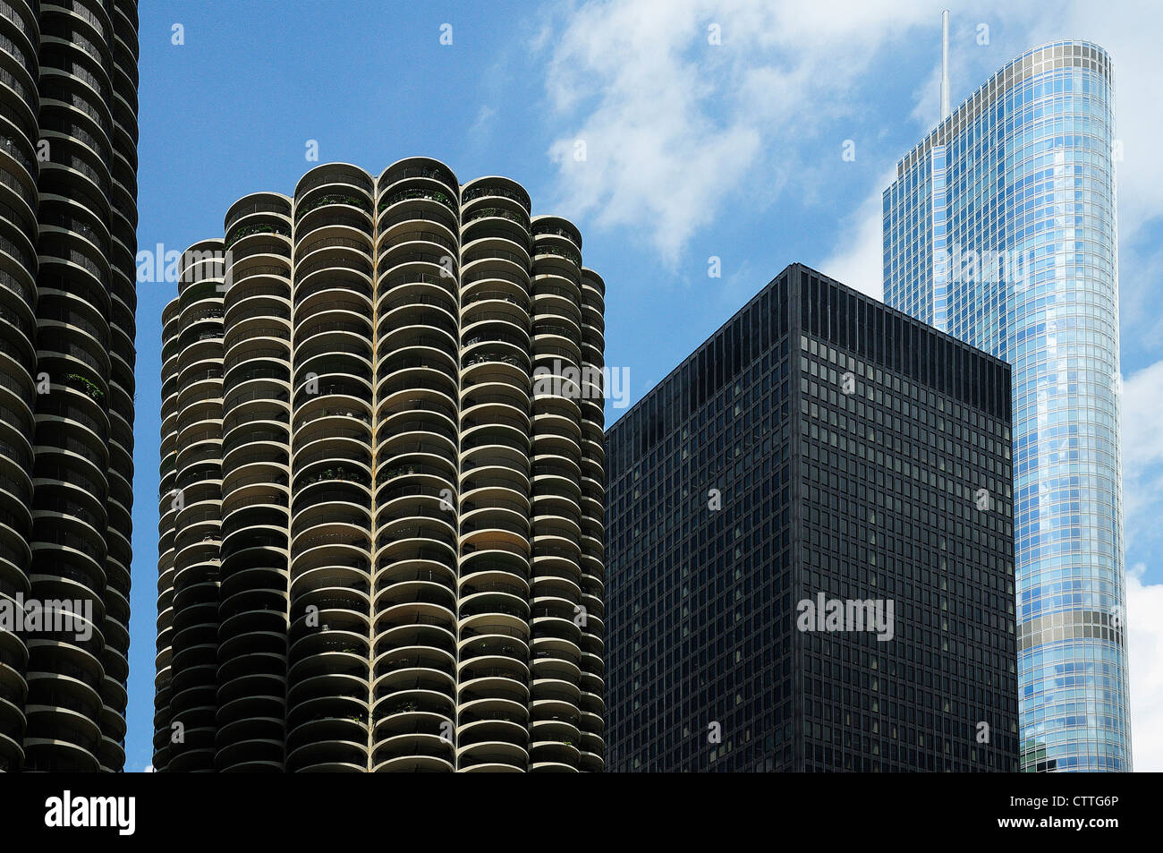 Horizon de Chicago y compris Marina Towers, Bâtiment IBM, et le Trump Tower. Trois générations de bâtiments de 1964 à présent. Banque D'Images