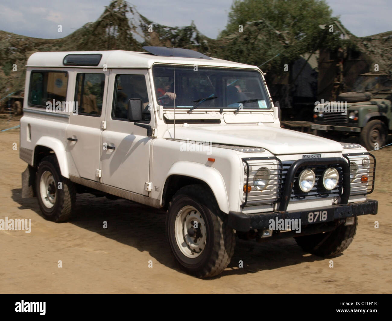 Un Land Rover Defender blanc, équipé pour un usage militaire, offre un ...