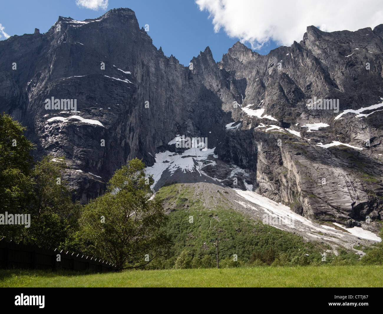 La Norvège pluscamp Sandvik le troll le plus haut mur rocheuse verticale en Europe Banque D'Images